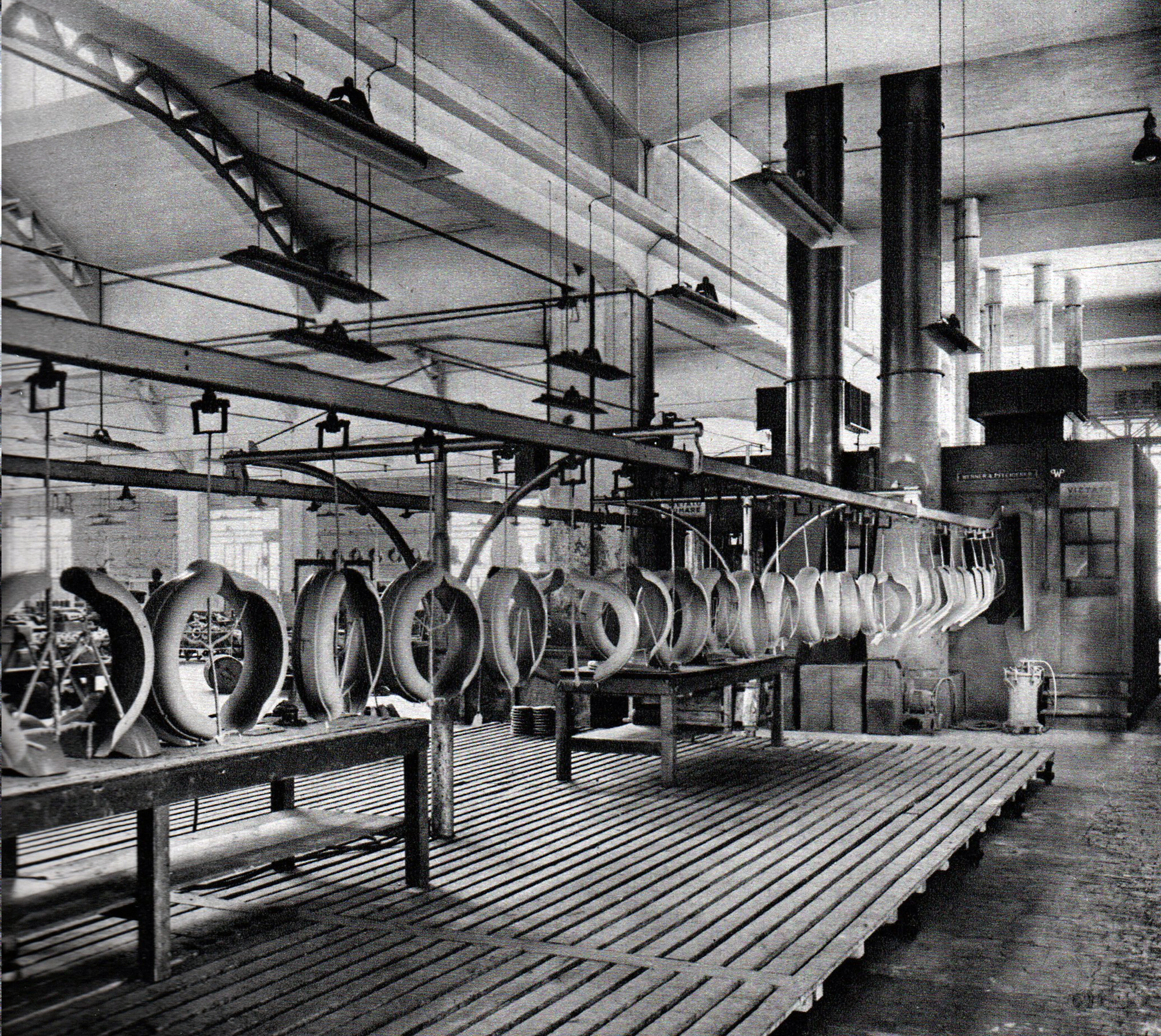 Automatic immersion equipment with overhead monorail transfer in Sector C of the Innocenti Works
